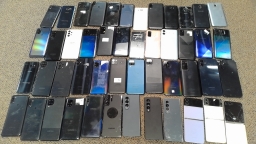 Lot of 48 Non-Working Samsung Galaxy Smartphones with Bad LCD